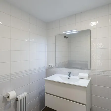 Con Dos Grandes Terrazas En *