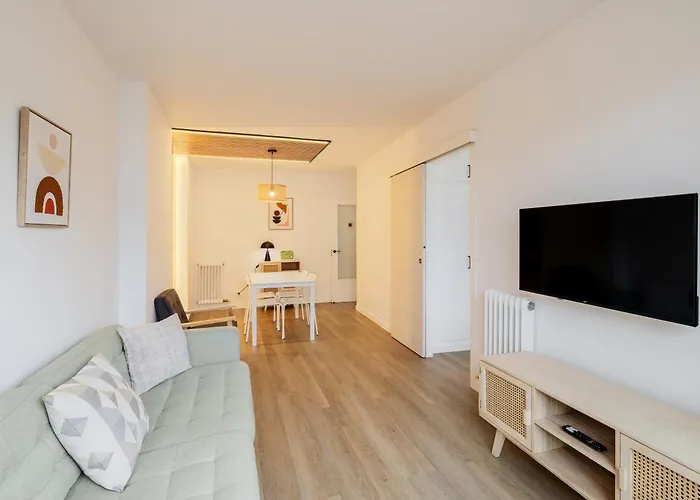 Con Dos Grandes Terrazas En 지로나