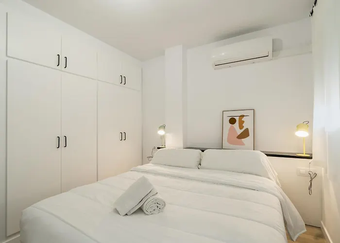 Con Dos Grandes Terrazas En 지로나