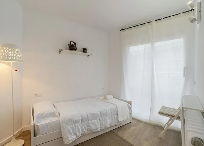 Con Dos Grandes Terrazas En * Χιρόνα