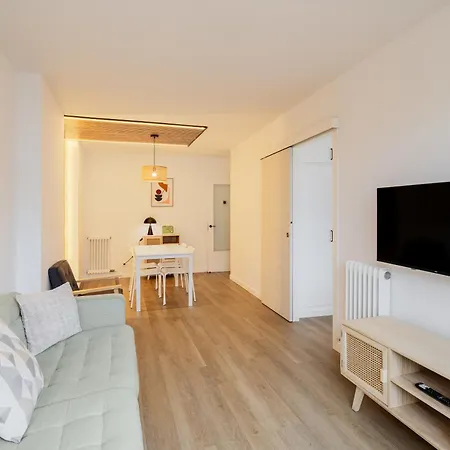 Con Dos Grandes Terrazas En 赫罗纳