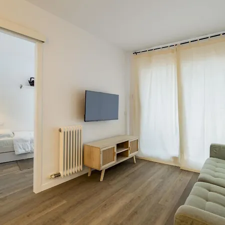 Con Dos Grandes Terrazas En 赫罗纳