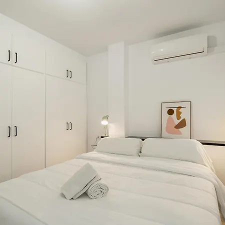 Con Dos Grandes Terrazas En 赫罗纳