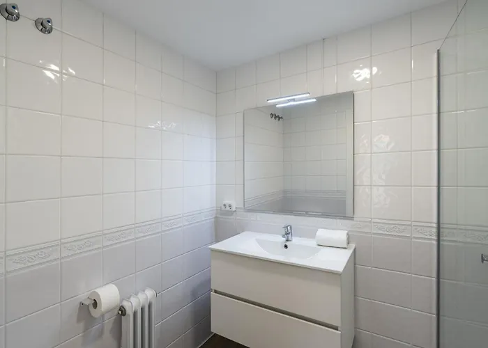 Con Dos Grandes Terrazas En *